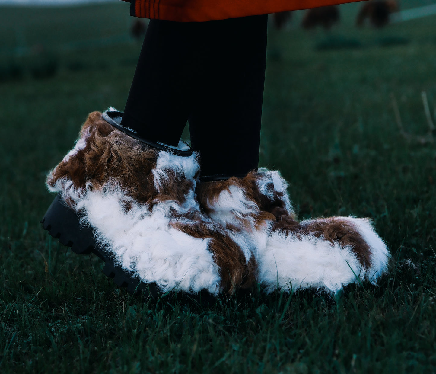 MOGSki TUNDRA CURLY SHEARLING CLOSED CLOG