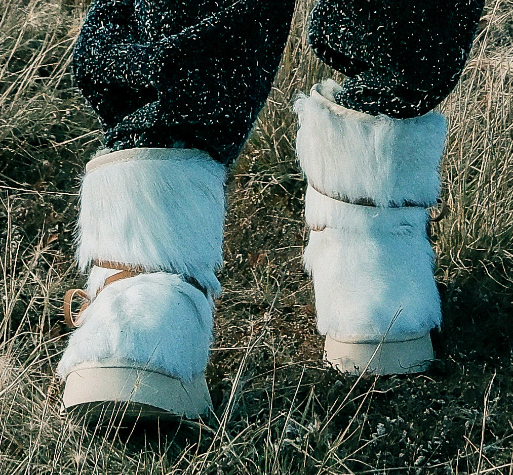 MOGSki WHITE NATURAL SHEARLING SNOW BOOTS
