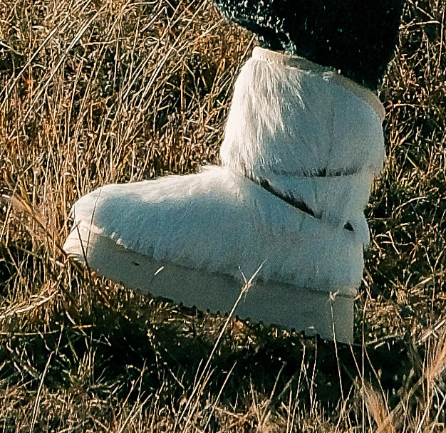 MOGSki WHITE NATURAL SHEARLING SNOW BOOTS