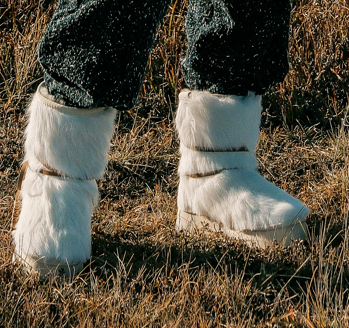 MOGSki WHITE NATURAL SHEARLING SNOW BOOTS